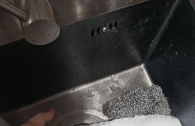 刚从冰箱冷藏室里抠出来的一大块冰